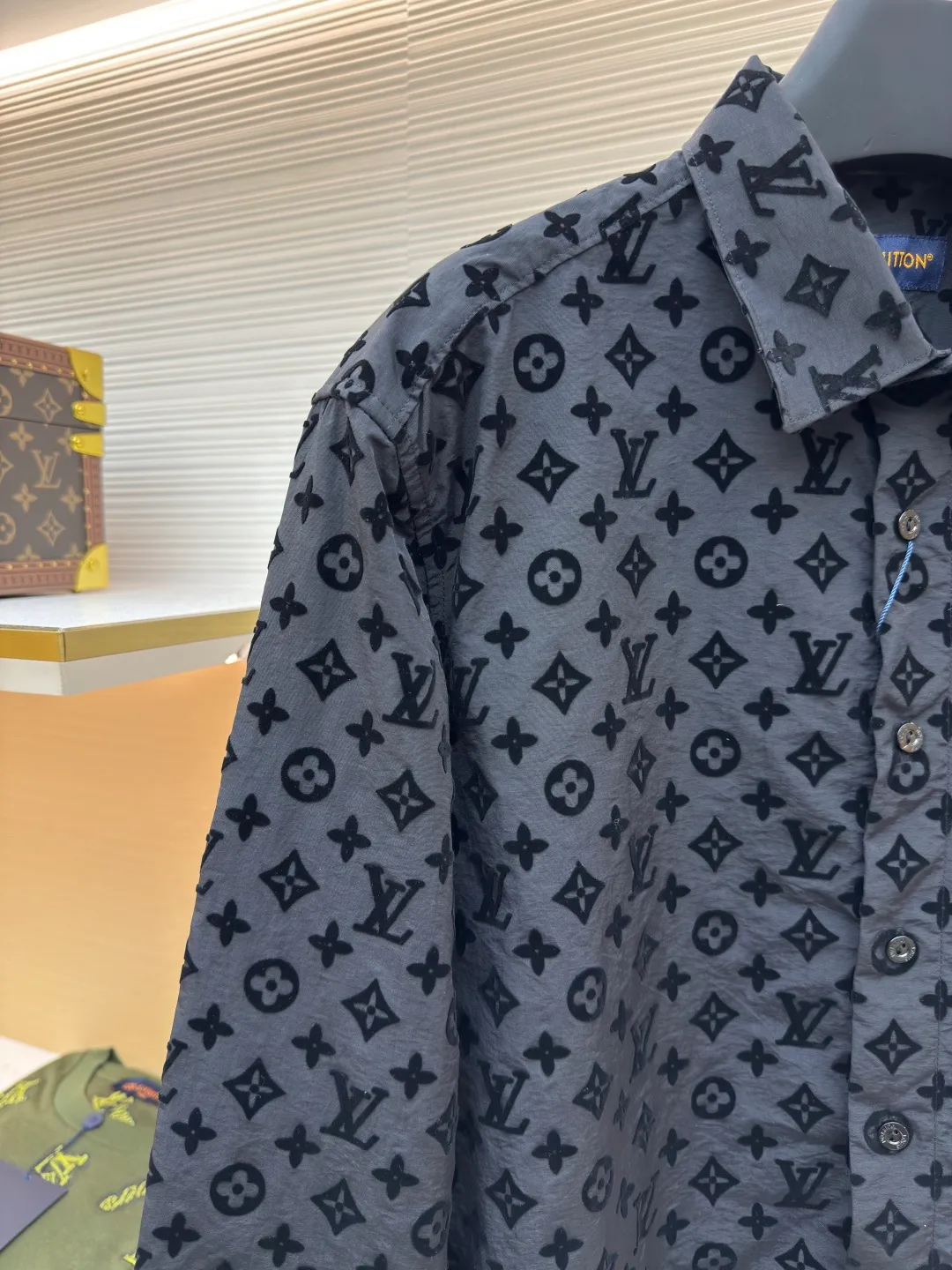 LOUIS VUITTON flocked long-sleeved shirt ●Authentic product: purchased and developed in 19984 ●Item number: 1680579-A45 ●Fabric: nylon plain fabric ●Technology: flocking production ●Version: fitted version ●Weight: about 245 grams ●Size: S-M-L-XL ●Description: The bottom of the high-count and ultra-high-density plain weave is dyed with a bluish black color to create a contrast between the bottom and the color of the pattern. The pattern is made of imported velvet to reflect the pile height and density of the original board. It is pasted with imported environmentally friendly super strong glue to ensure that the velvet will not fall off after washing. The entire piece of clothing is cut by infrared alignment to ensure that every part is in alignment. The overall wiring is straight and delicate, the fabric is comfortable and soft, and the color is consistent without color difference. It can be matched with the same style to create a fashionable look and control various occasions. Customized accessories, complete with three standards, same style for men and women!